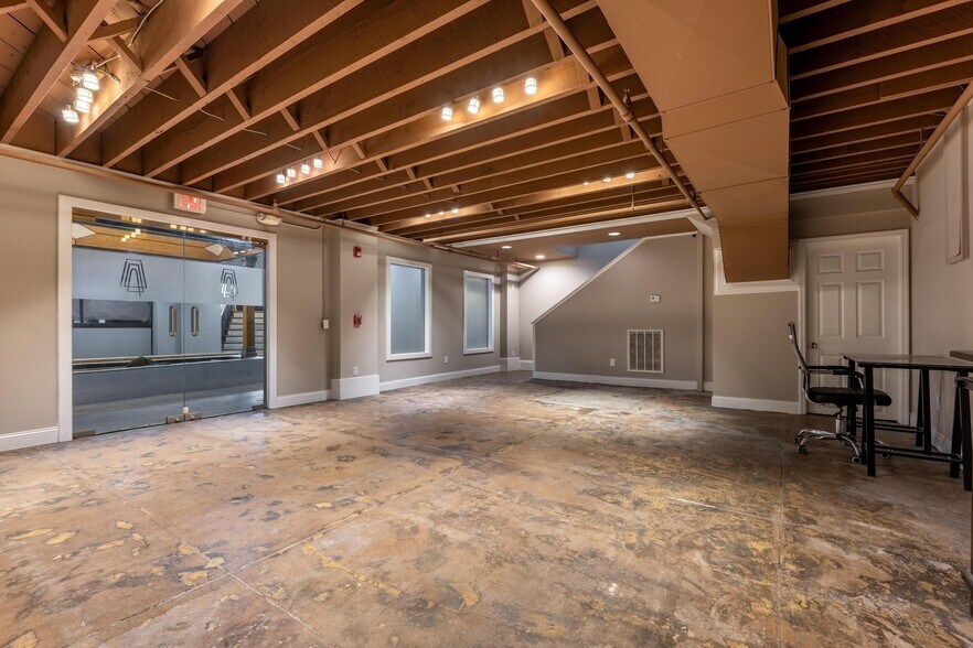 More Photos Of 1463 Market St, Chattanooga Storefront Retail Office For Sale