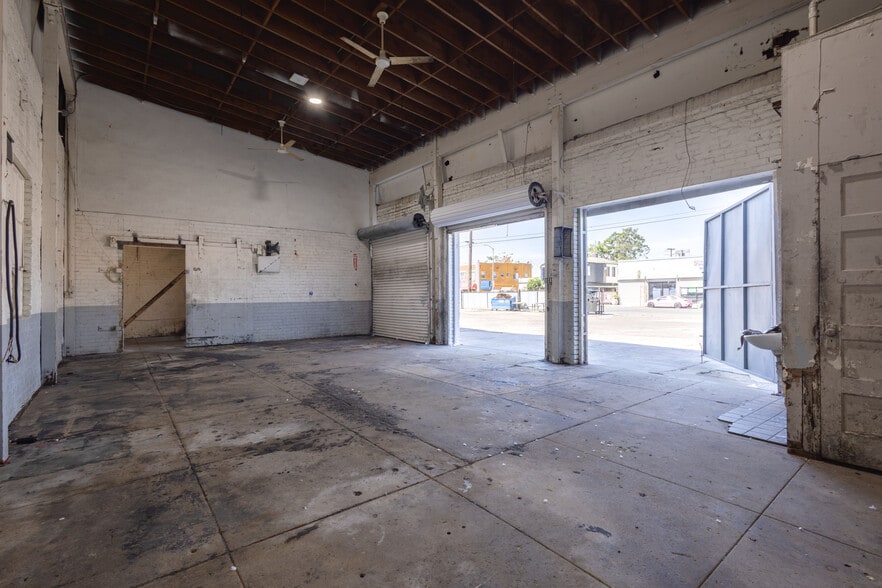 More Photos Of 110 E 62nd St, Los Angeles Auto Repair For Lease