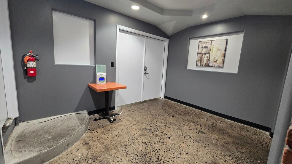 More Photos Of 1912 4th St, La Grande General Retail For Lease