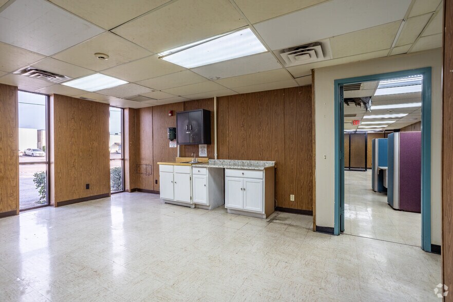 More Photos Of 912 E Walnut St, Garland Manufacturing For Lease