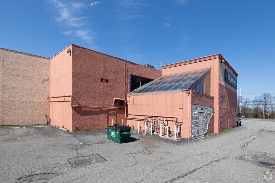 More Photos Of 1000 Sunrise Hwy, Massapequa Freestanding For Lease
