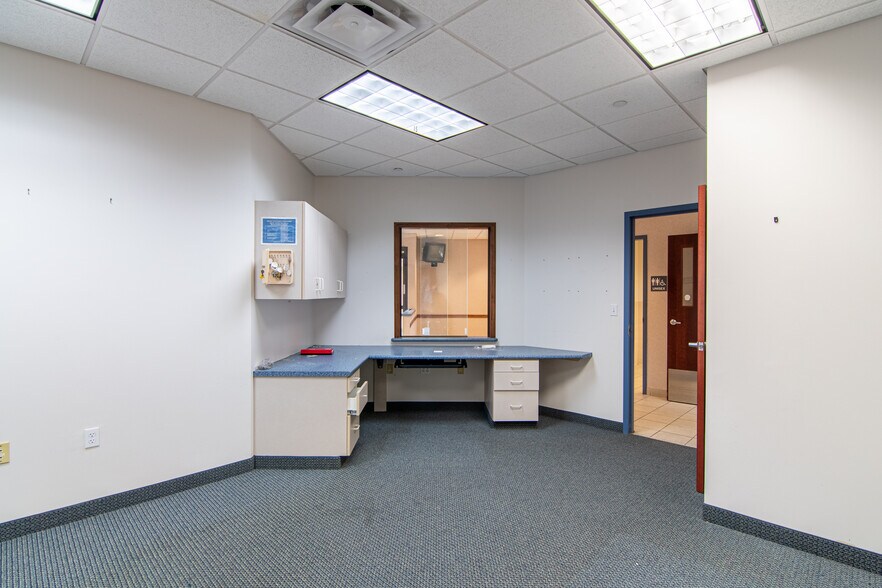 More Photos Of 201 W 5th St, Bonham Medical For Lease