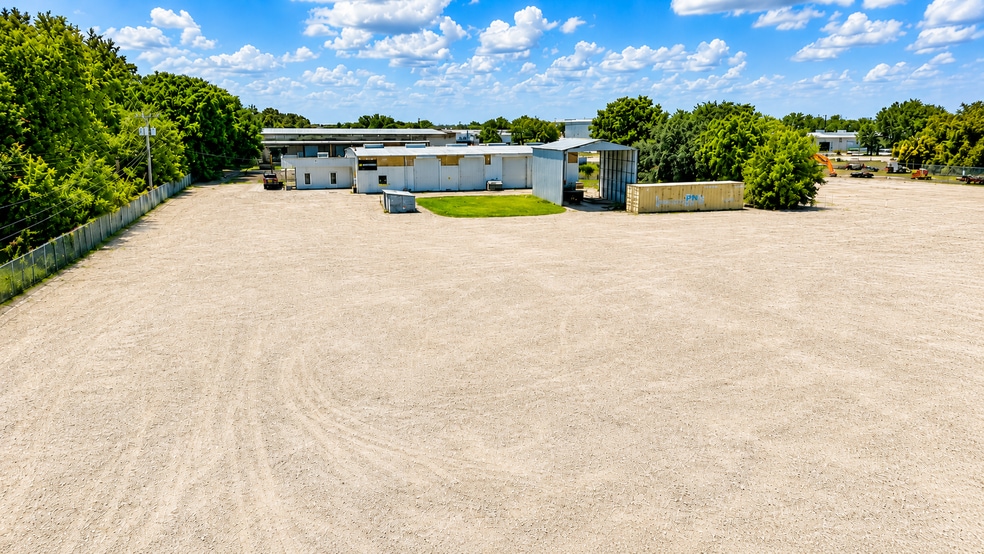 More Photos Of 2702 Drane Field Rd, Lakeland Warehouse For Lease