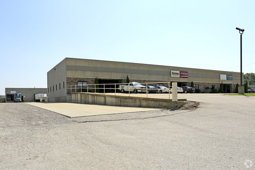 More Photos Of 1935-2007 Aetna Rd, Ashtabula Showroom For Lease