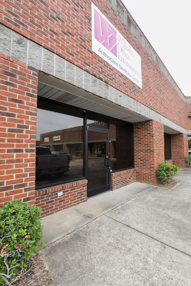 More Photos Of 409 Chicago Dr, Fayetteville Flex For Lease