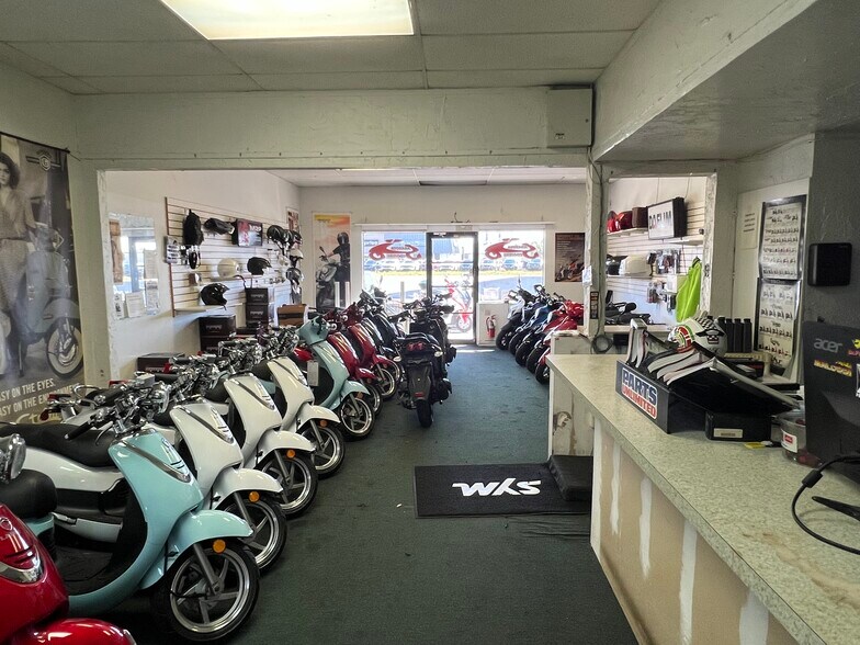 More Photos Of 851-859 US Highway 41 Byp S, Venice Storefront For Lease
