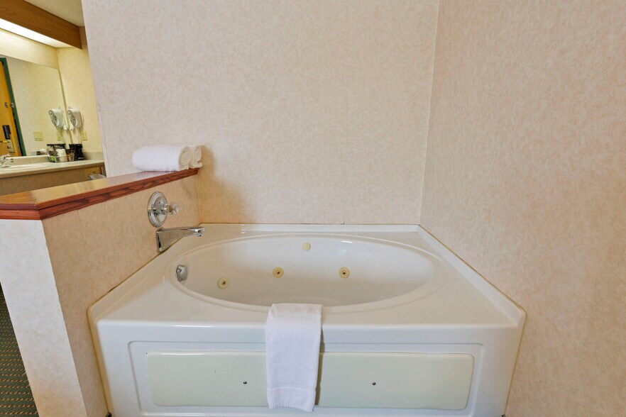 More Photos Of 509 S Wooster Ave, Strasburg Hotel For Sale