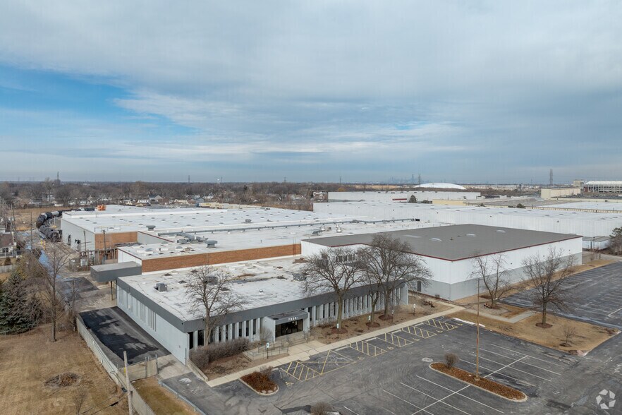 More Photos Of 7830 W 71st St, Bridgeview Manufacturing For Lease