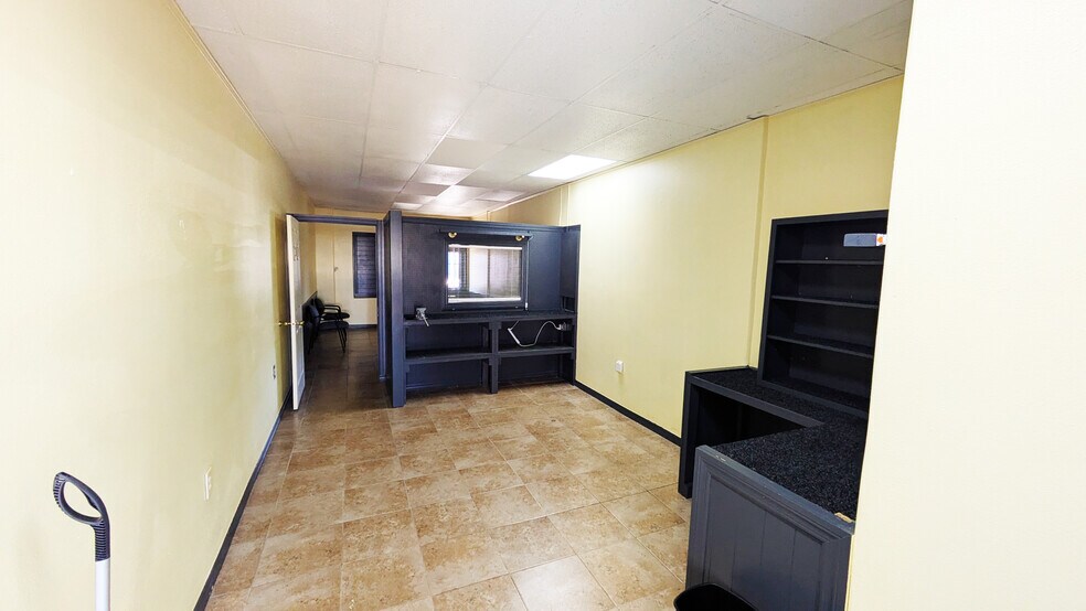 More Photos Of 829-835 8th Ave W, Palmetto Storefront For Lease