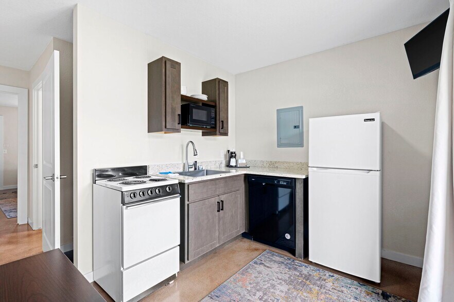 More Photos Of 612 N Lakeshore Dr, Ludington Hotel For Sale