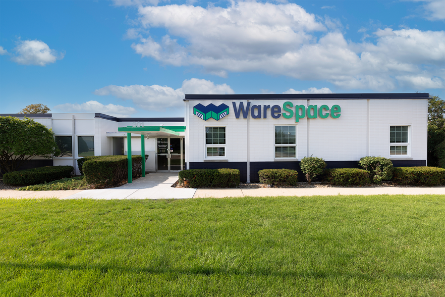 More Photos Of 301 W Hintz Rd, Wheeling Warehouse For Lease