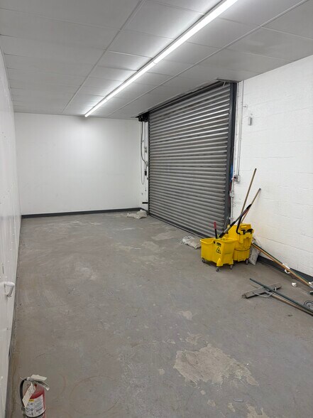 More Photos Of 14837 Oxnard St, Van Nuys Manufacturing For Lease