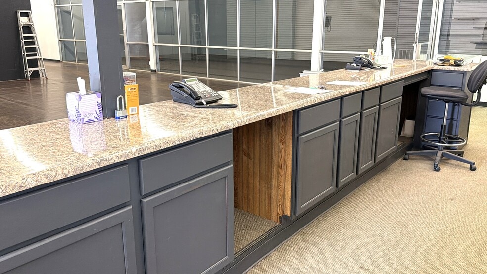 More Photos Of 1921 Broadway, Rockford General Retail For Sale