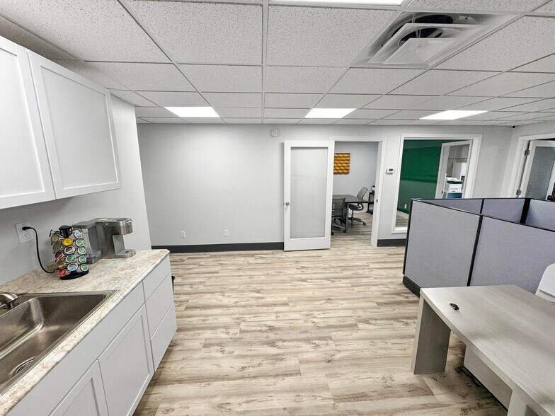 More Photos Of 225 Aberdeen Dr, Valparaiso Office For Sale