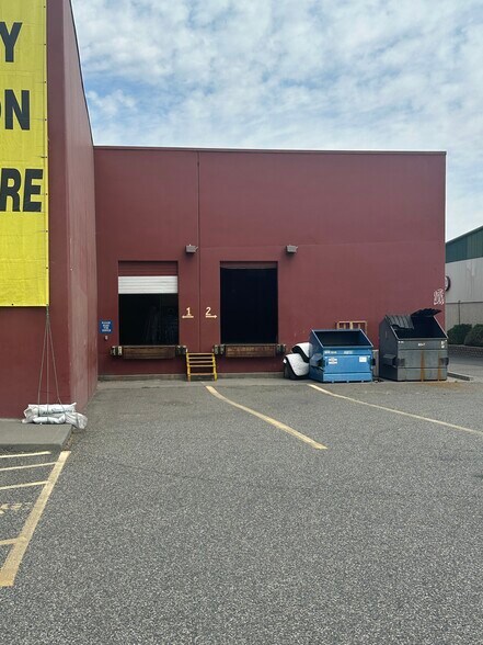More Photos Of 1911 Fowler St, Richland Department Store For Lease