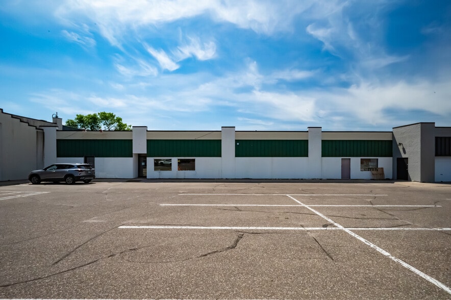 More Photos Of 1017-1023 Mainstreet, Hopkins Storefront For Lease