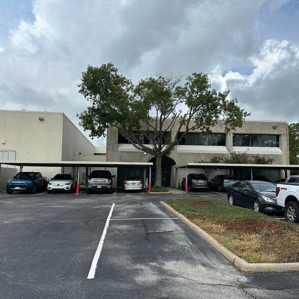 More Photos Of 10615 Shadow Wood Dr, Houston Office For Lease