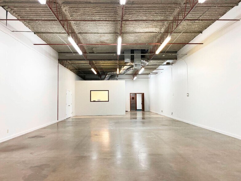 More Photos Of 7411 Hines Pl, Dallas Flex For Sale