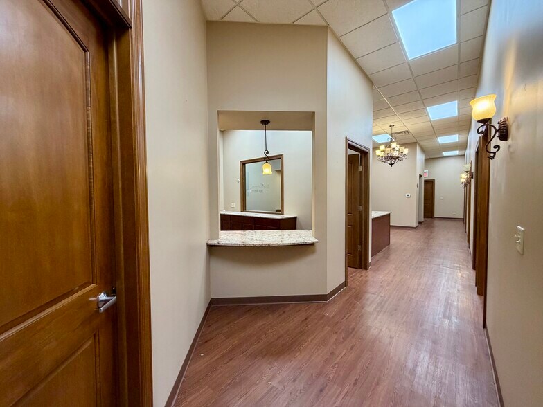 More Photos Of 2127 Midlands Ct, Sycamore Medical For Lease