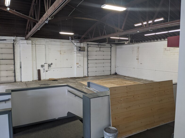 More Photos Of 250 S Kinzie Ave, Bradley Flex For Sale