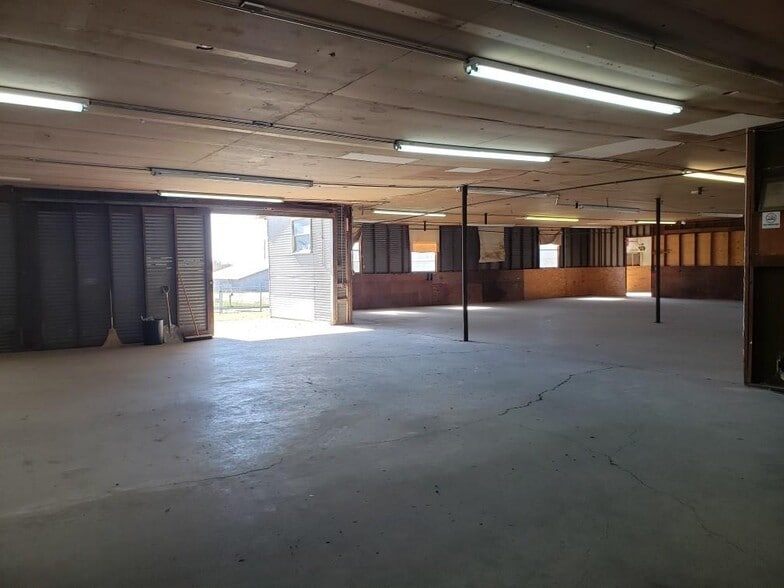 More Photos Of 185 S Titus St, Giddings Freestanding For Sale