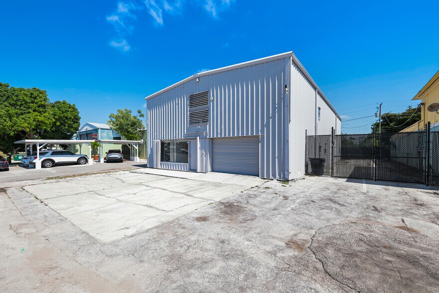 More Photos Of 1911 Dana Dr, Fort Myers Warehouse For Sale