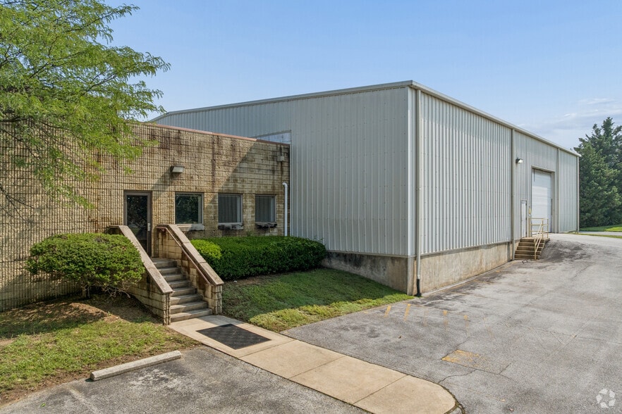 Primary Photo Of 3 McCullough Dr, New Castle Warehouse For Lease