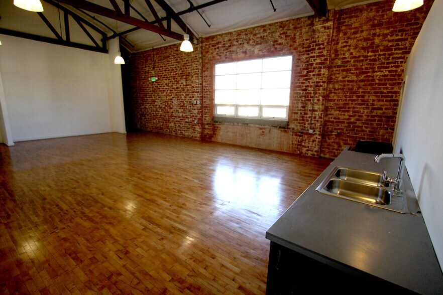 More Photos Of 1800 Essex St, Los Angeles Light Distribution For Lease