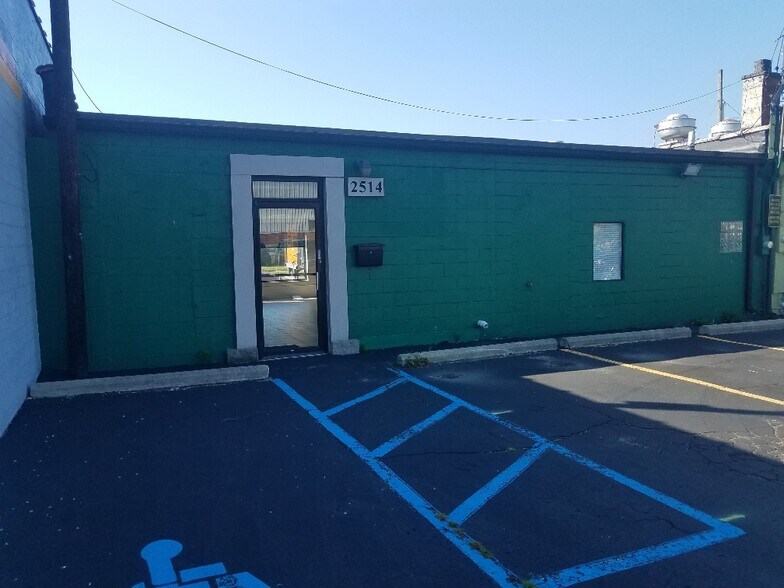 More Photos Of 2512 W 14 Mile Rd, Royal Oak Storefront For Lease