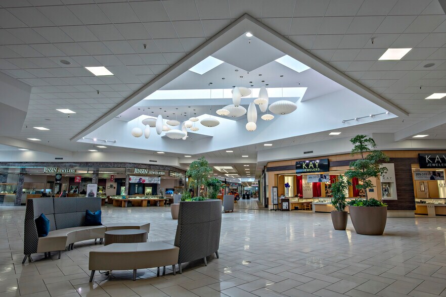 More Photos Of 1485 Pole Line Rd E, Twin Falls General Retail For Lease