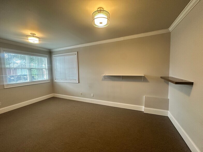 More Photos Of 327 Dahlonega St, Cumming Office For Lease