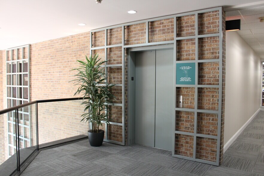 More Photos Of 16901 N Dallas Pky, Addison Office For Lease