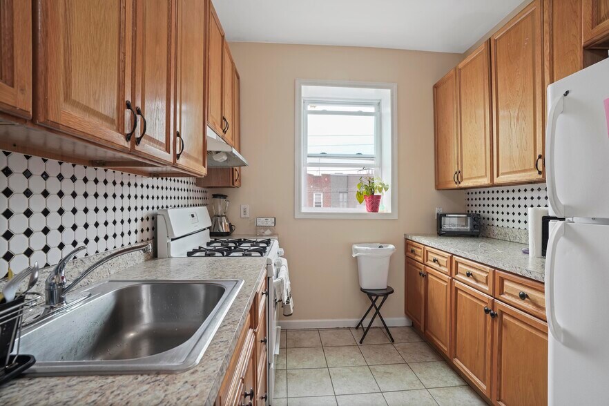 More Photos Of 1890 W 6th St, Brooklyn Storefront Retail Residential For Sale