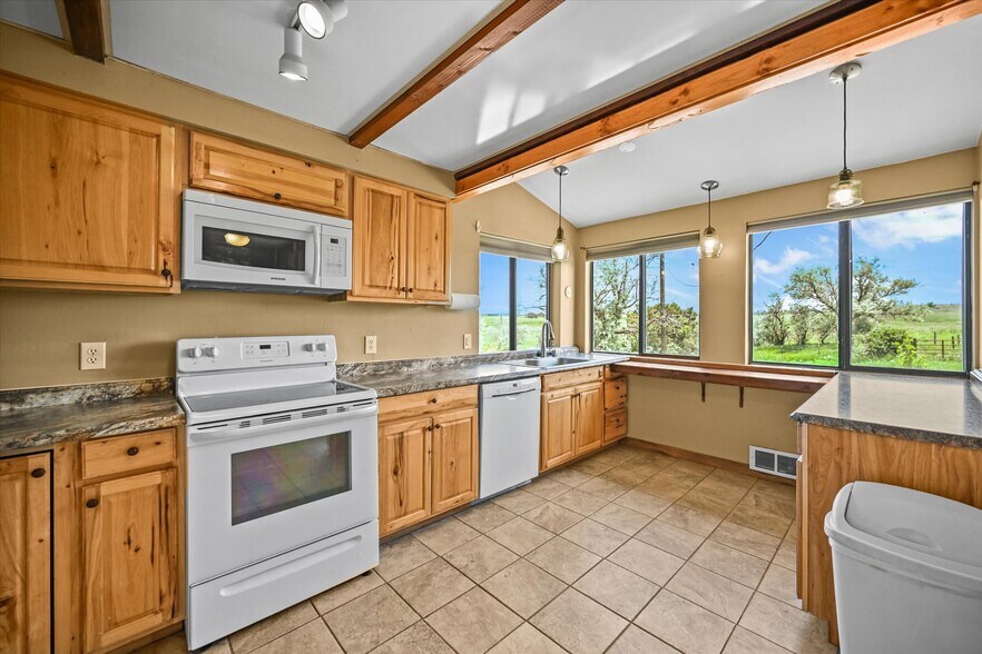 More Photos Of 1335 S Kio St, Watkins Veterinarian Kennel For Sale