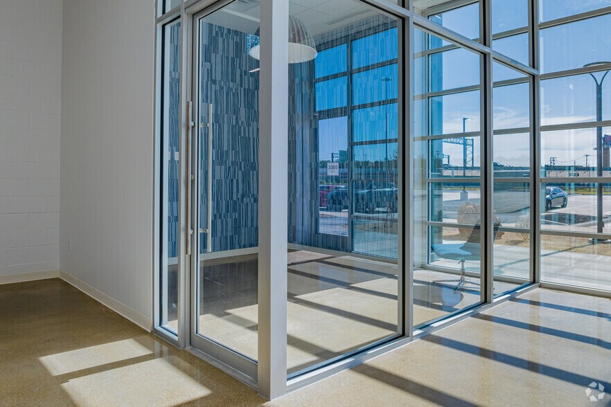 More Photos Of 3216-3308 Royalty Row, Irving Showroom For Lease