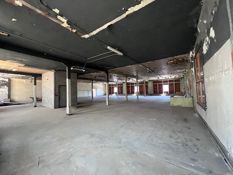 More Photos Of 335-341 S Main St, Memphis Storefront Retail Office For Sale