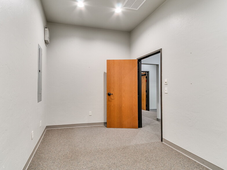 More Photos Of 901-909 Wall St, Norman Office For Sale