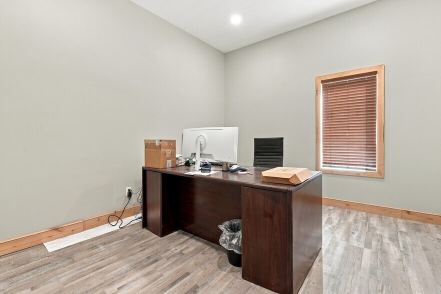 More Photos Of 1801 13th St, Levelland Light Distribution For Sale