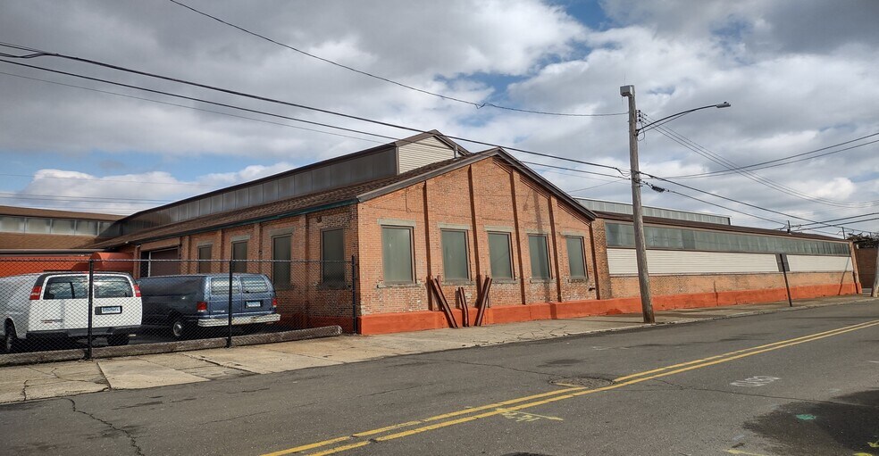 More Photos Of 275 Warren St, Bridgeport Warehouse For Sale