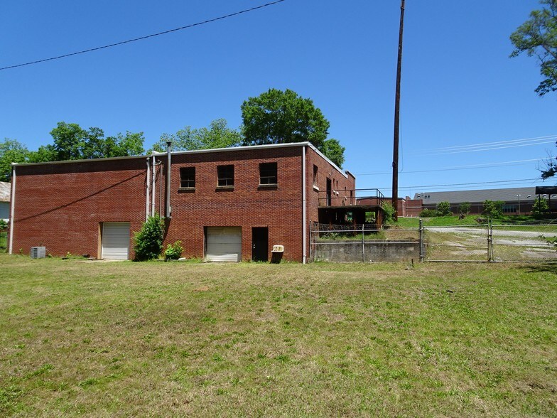 More Photos Of 910 Edgefield St, Greenwood Light Distribution For Sale