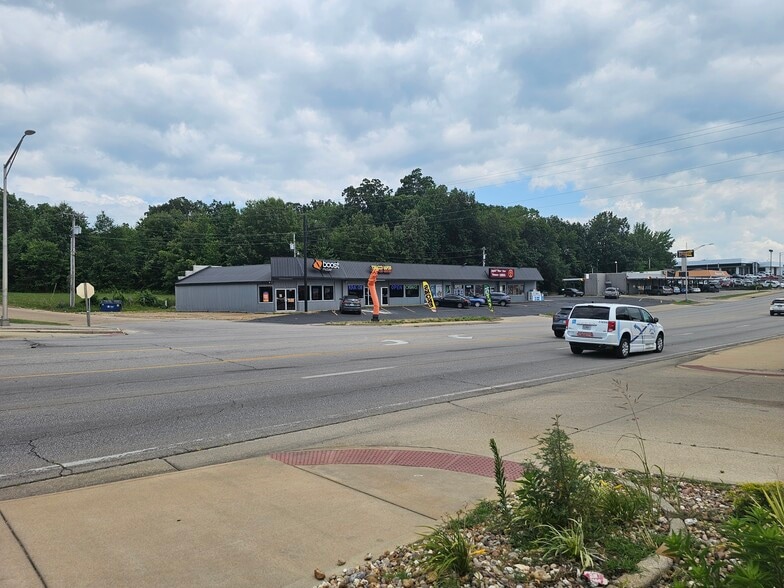 More Photos Of 200 S Westwood Blvd, Poplar Bluff Restaurant For Lease