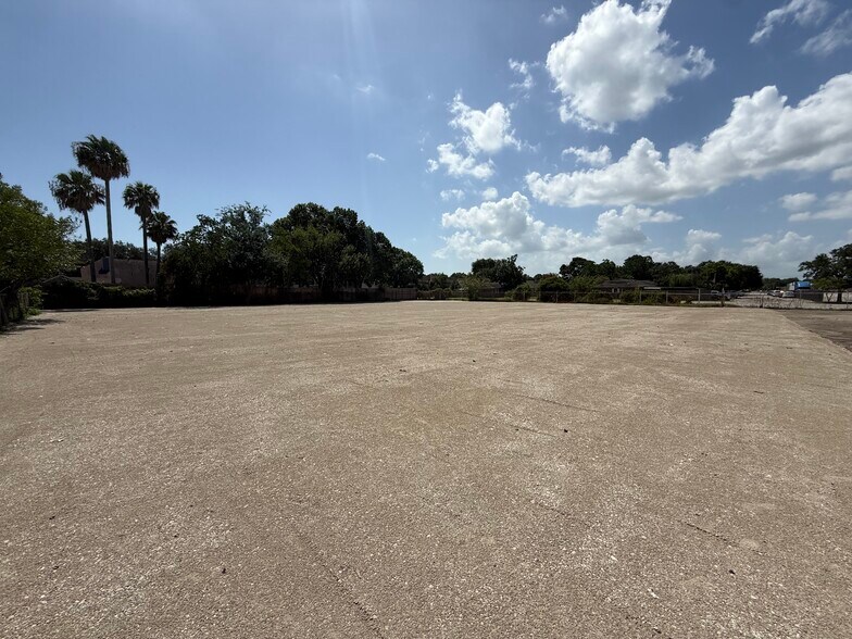 More Photos Of 1904 Hialeah Dr, Seabrook Light Manufacturing For Lease