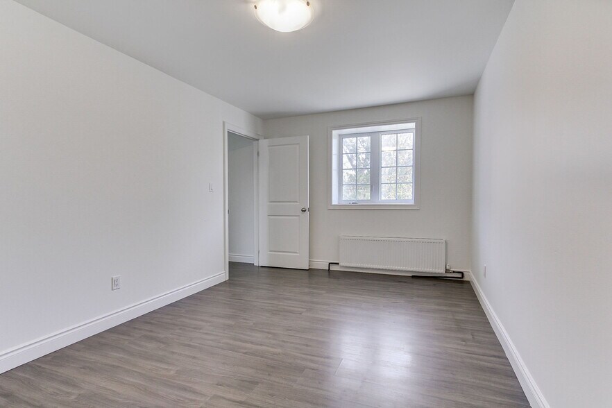 More Photos Of 395 Bay St W, Brock Office For Sale