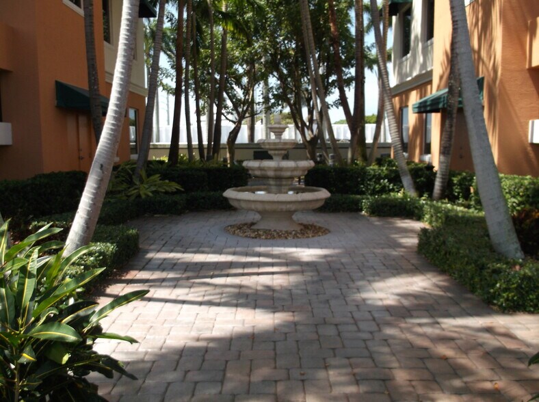 More Photos Of 2465 Mercer Ave, West Palm Beach Office For Lease