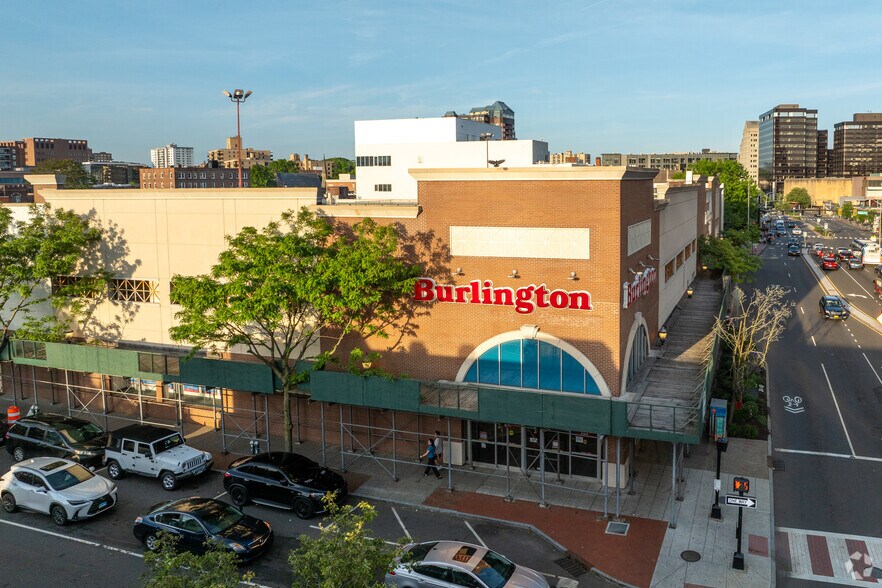 More Photos Of 74 Broad St, Stamford Freestanding For Lease