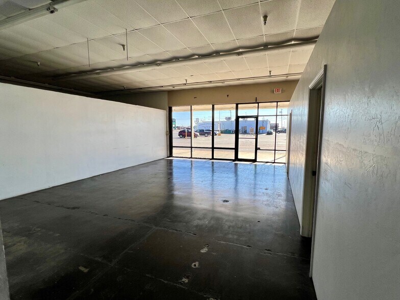 More Photos Of 3010-3012 N 14th St, Ponca City Storefront For Lease