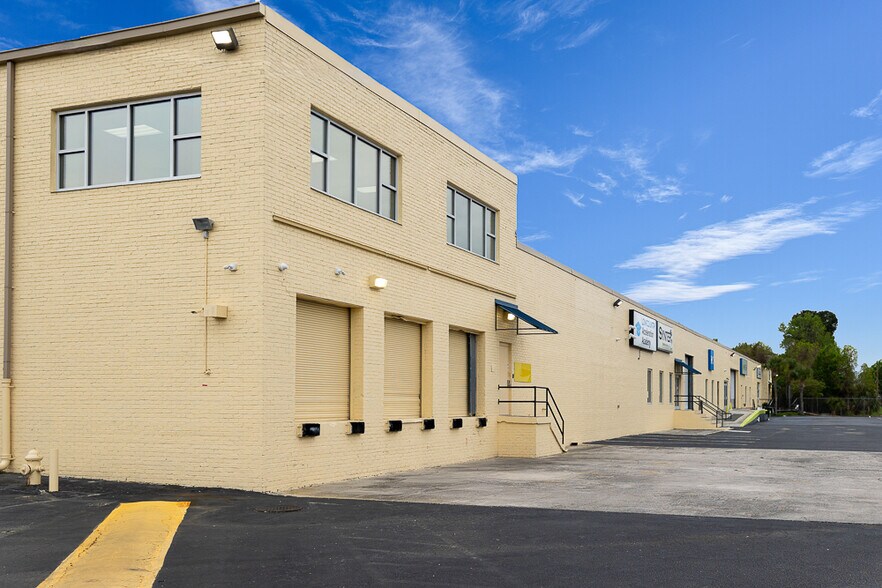 More Photos Of 5935 Rivers Ave, North Charleston Showroom For Lease