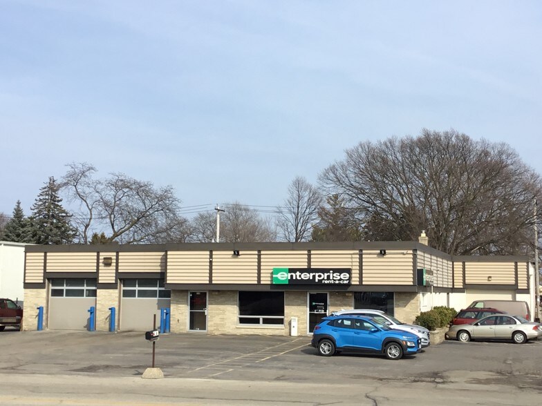 More Photos Of 4040 N 128th St, Brookfield Showroom For Sale