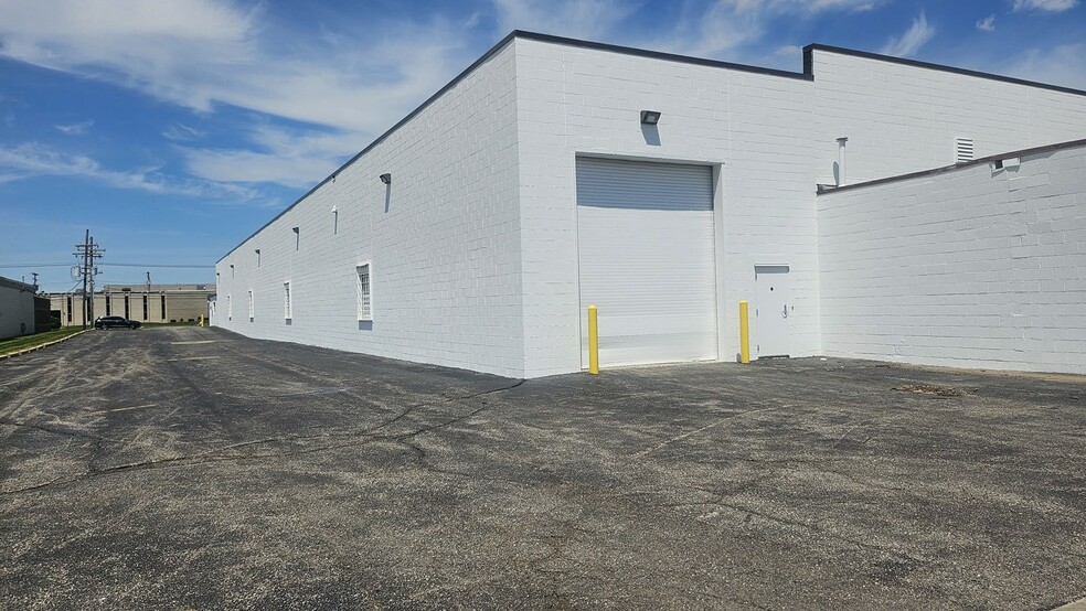 More Photos Of 1700-1704 E Avis Dr, Madison Heights Warehouse For Lease