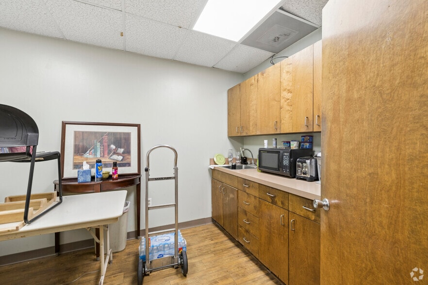 More Photos Of 1076 Sunset Blvd, West Columbia Showroom For Lease